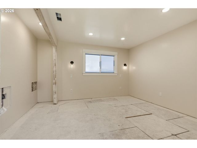 14305 Se RIVER Rd, Milwaukie, OR 97267