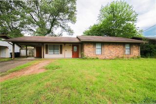1216 America Dr, Longview, TX 75604