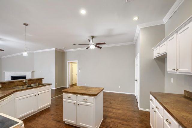 915 Hidden Oaks Drive, Burleson, TX 76028