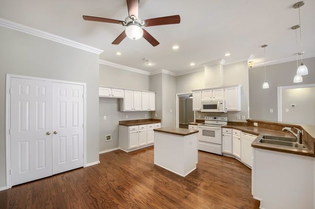 915 Hidden Oaks Drive, Burleson, TX 76028