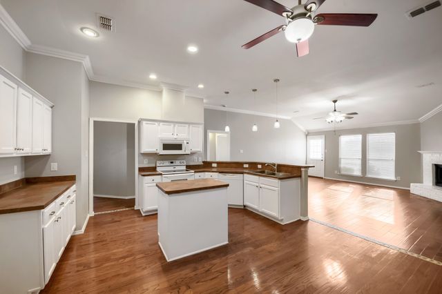 915 Hidden Oaks Drive, Burleson, TX 76028