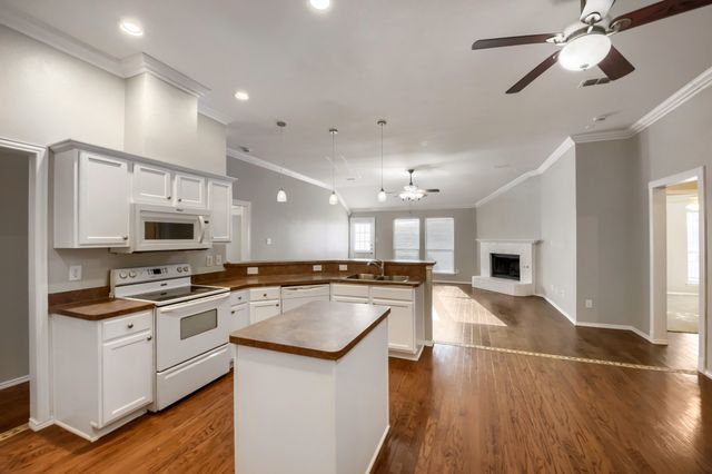 915 Hidden Oaks Drive, Burleson, TX 76028