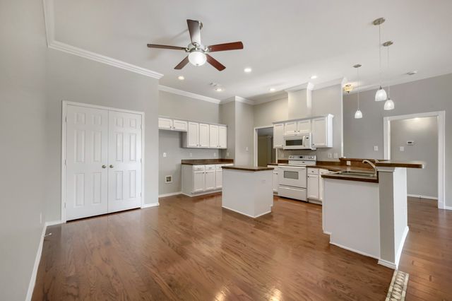 915 Hidden Oaks Drive, Burleson, TX 76028