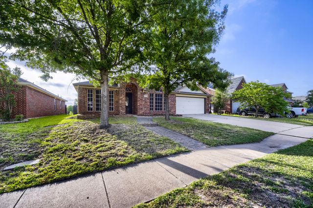 915 Hidden Oaks Drive, Burleson, TX 76028