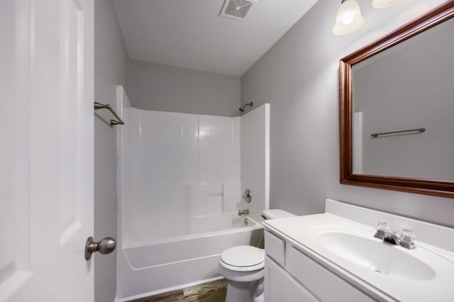 915 Hidden Oaks Drive, Burleson, TX 76028