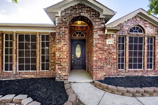 915 Hidden Oaks Drive, Burleson, TX 76028