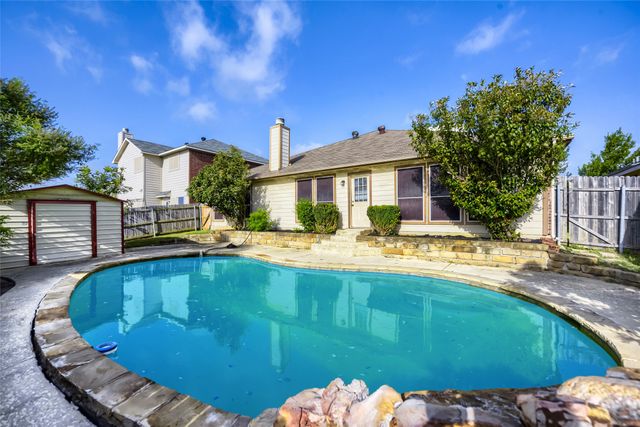 915 Hidden Oaks Drive, Burleson, TX 76028