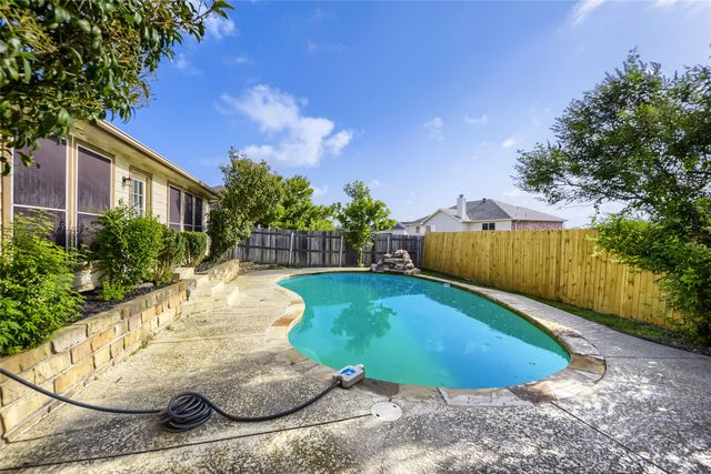 915 Hidden Oaks Drive, Burleson, TX 76028