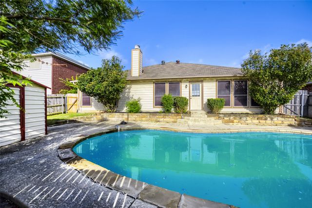 915 Hidden Oaks Drive, Burleson, TX 76028