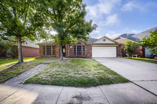 915 Hidden Oaks Drive, Burleson, TX 76028