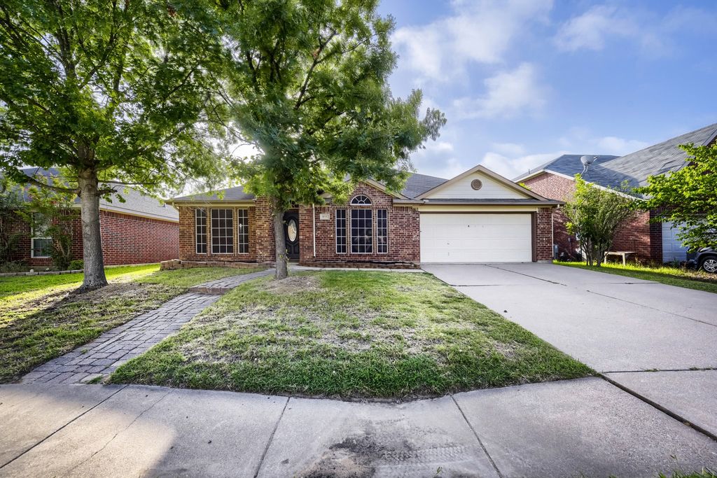 915 Hidden Oaks Drive, Burleson, TX 76028