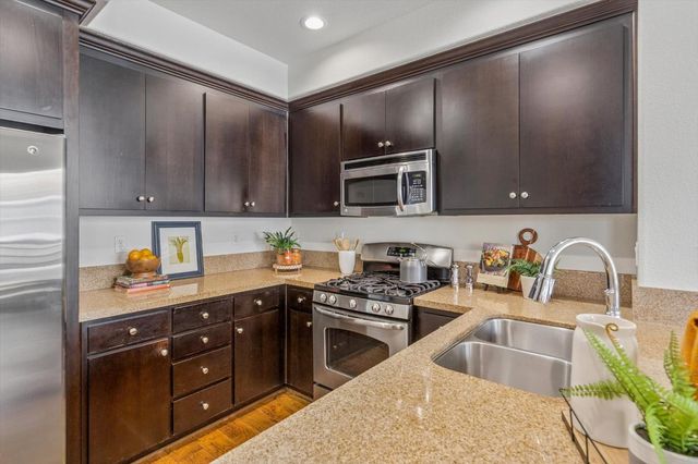 584 San Posadas Terrace 100, Sunnyvale, CA 94085