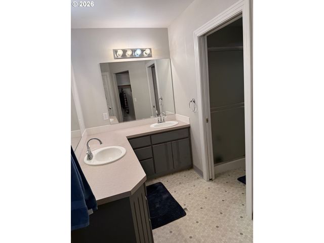 19208 COKERON Dr, Oregon City, OR 97045