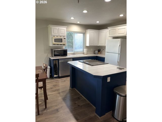 19208 COKERON Dr, Oregon City, OR 97045