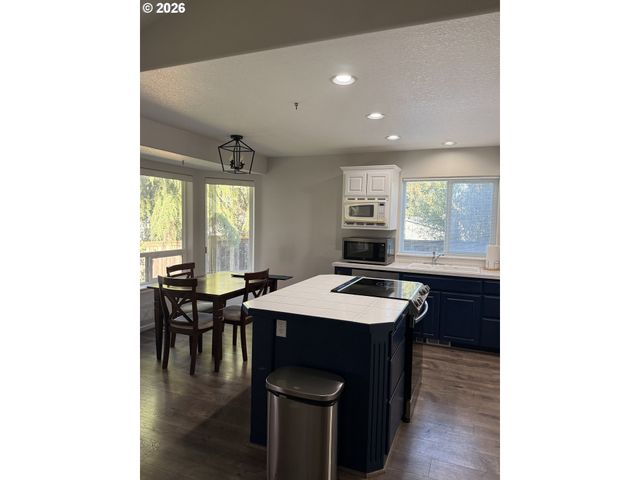19208 COKERON Dr, Oregon City, OR 97045