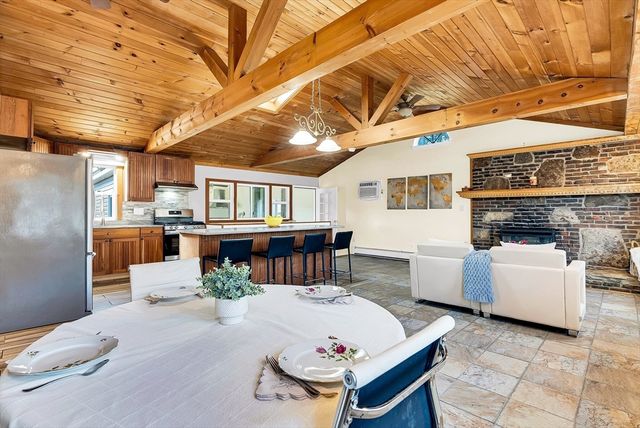 8 Sunrise Shrs E, Dudley, MA 01571