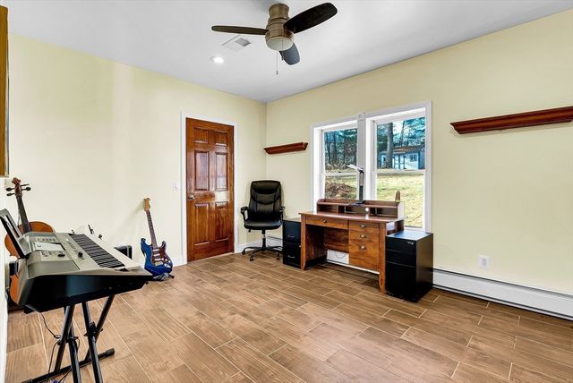 8 Sunrise Shrs E, Dudley, MA 01571