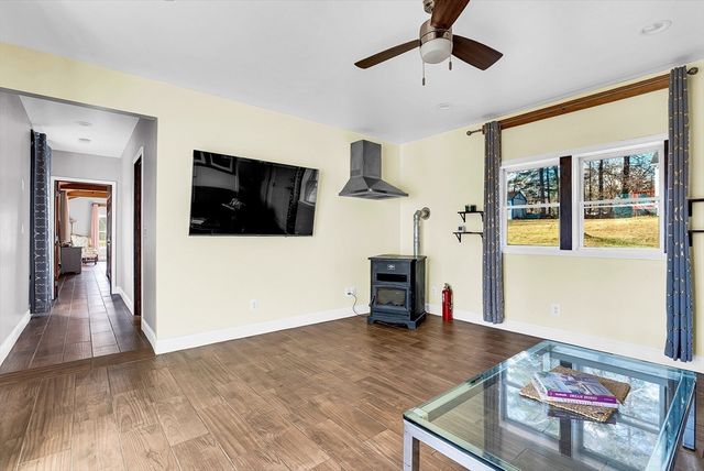 8 Sunrise Shrs E, Dudley, MA 01571