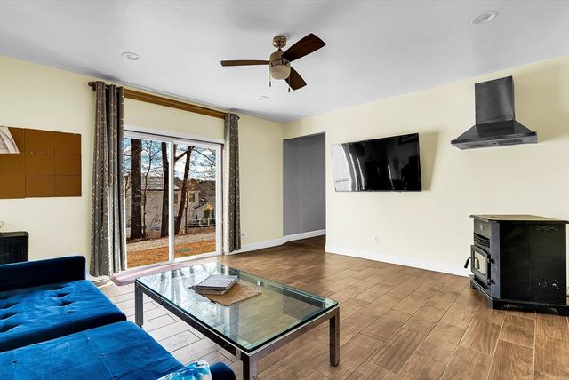 8 Sunrise Shrs E, Dudley, MA 01571