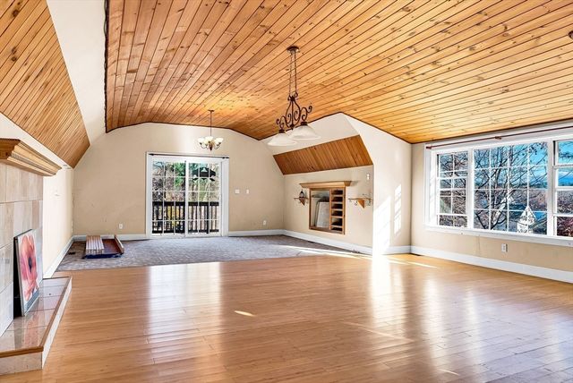 8 Sunrise Shrs E, Dudley, MA 01571