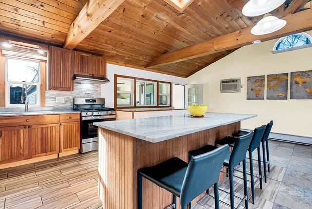8 Sunrise Shrs E, Dudley, MA 01571