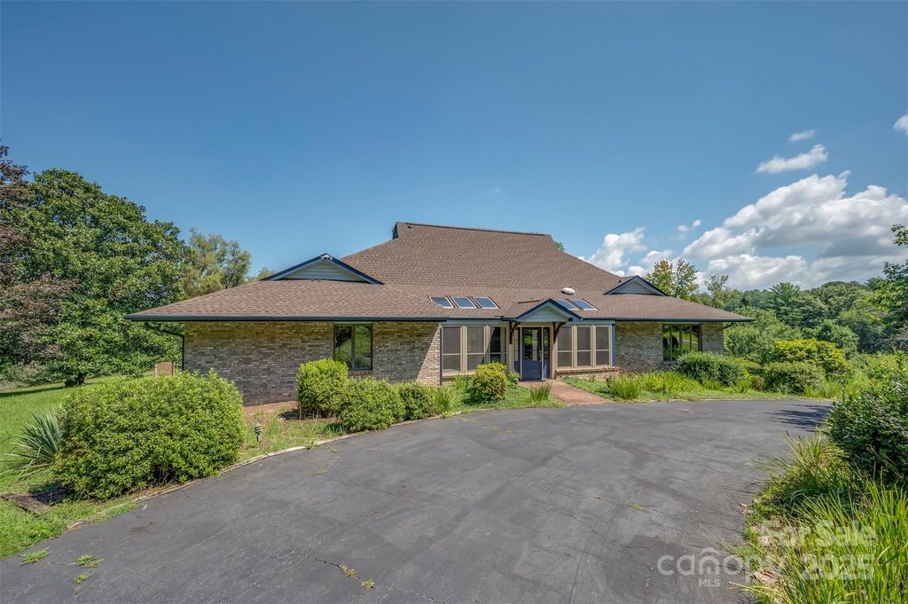 26 Canter Court, Horse Shoe, NC 28742