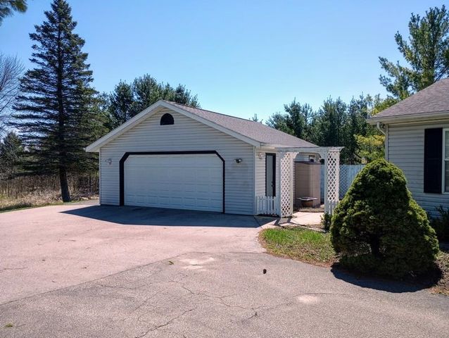 5402 Lexington Avenue, Gladwin, MI 48624