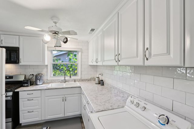 1933 Whittier Lane, Schaumburg, IL 60193