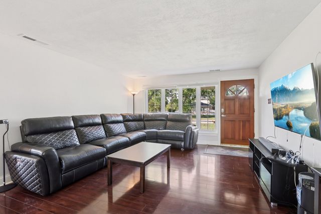 1933 Whittier Lane, Schaumburg, IL 60193