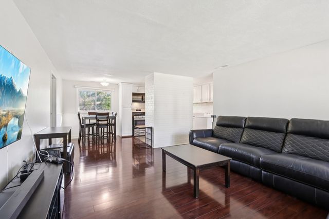 1933 Whittier Lane, Schaumburg, IL 60193