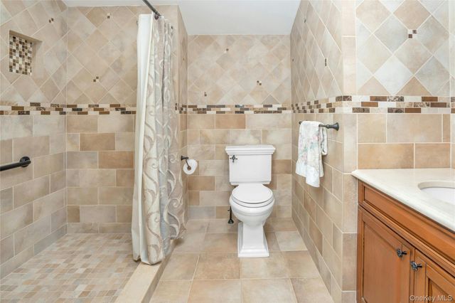 3 Dover Lane, Old Bethpage, NY 11804