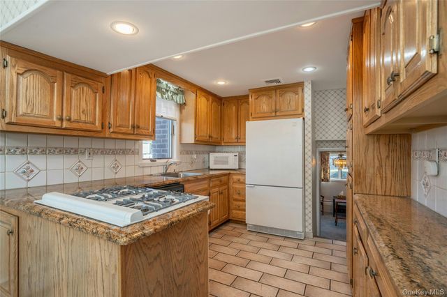 3 Dover Lane, Old Bethpage, NY 11804