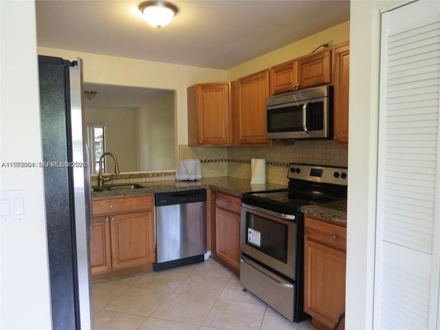 216 Lakeside Cir, Sunrise, FL 33326