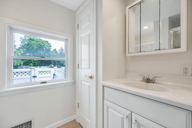 425 Lake Avenue, Saint James, NY 11780