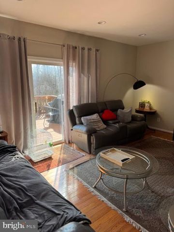 6357 REGAL OAK DR, Springfield, VA 22152