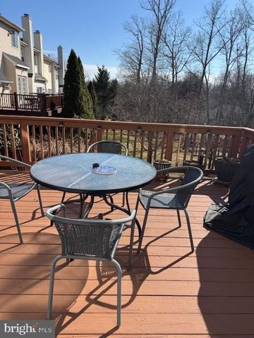 6357 REGAL OAK DR, Springfield, VA 22152