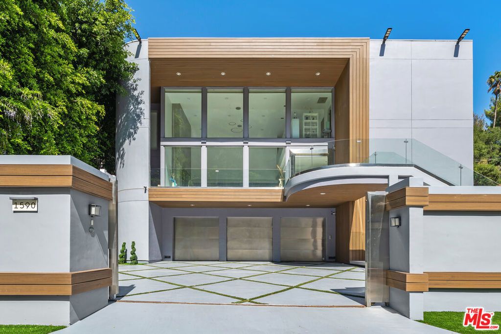 1590 BENEDICT CANYON Drive, Beverly Hills, CA 90210 — photo 2