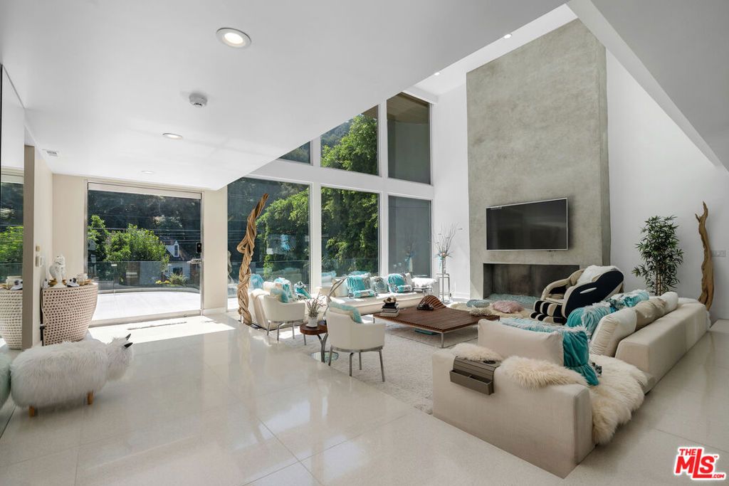 1590 BENEDICT CANYON Drive, Beverly Hills, CA 90210 — photo 4