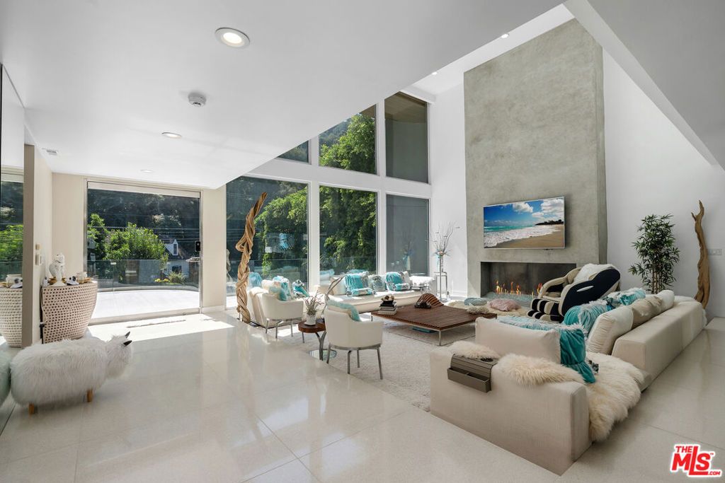 1590 BENEDICT CANYON Drive, Beverly Hills, CA 90210 — photo 5