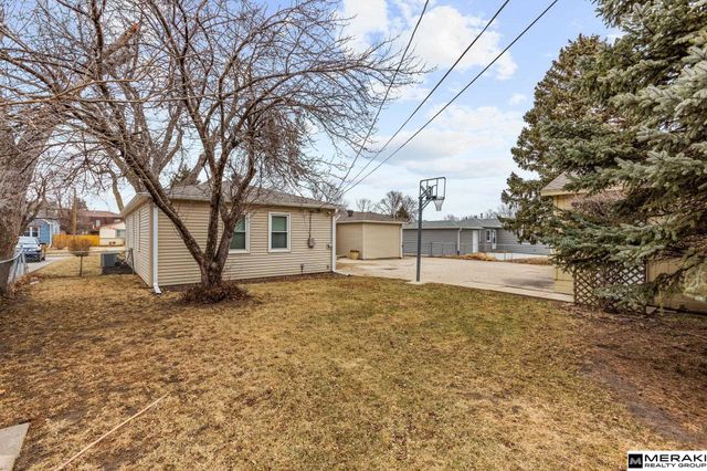 8335 California Street, Omaha, NE 68114