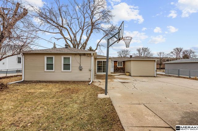8335 California Street, Omaha, NE 68114