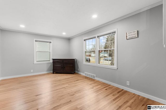 8335 California Street, Omaha, NE 68114