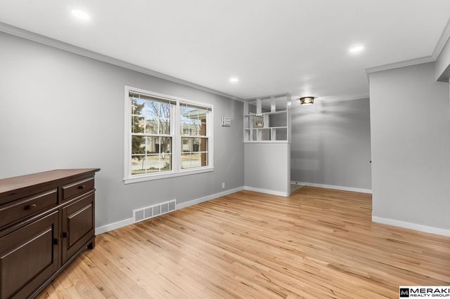 8335 California Street, Omaha, NE 68114