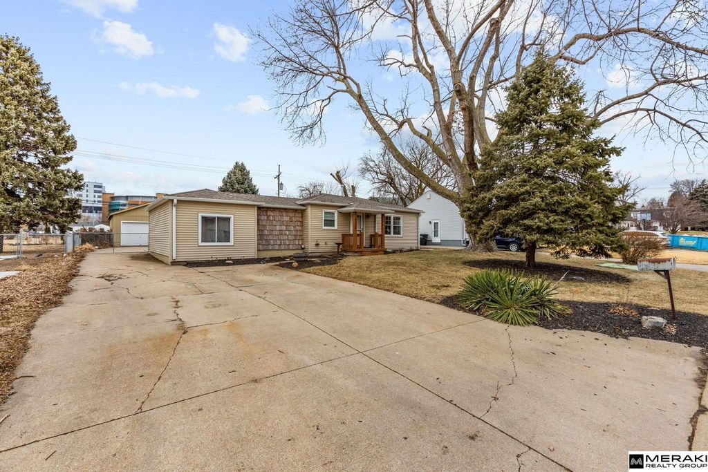8335 California Street, Omaha, NE 68114