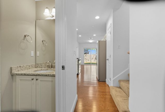 75 Deerwood Dr Unit B, Nashua, NH 03063