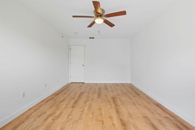75 Deerwood Dr Unit B, Nashua, NH 03063