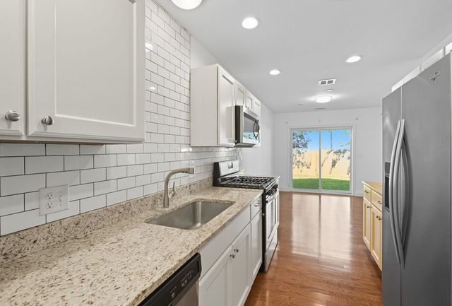 75 Deerwood Dr Unit B, Nashua, NH 03063