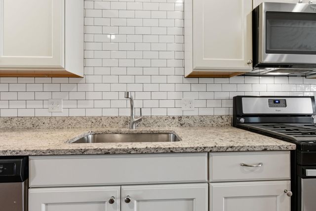 75 Deerwood Dr Unit B, Nashua, NH 03063