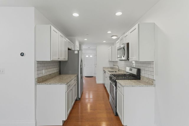 75 Deerwood Dr Unit B, Nashua, NH 03063