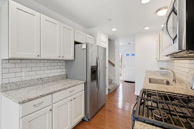 75 Deerwood Dr Unit B, Nashua, NH 03063
